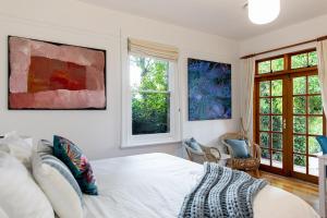 Ένα ή περισσότερα κρεβάτια σε δωμάτιο στο Kate Owen Art House