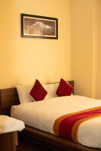 Rúm í herbergi á Hotel Edingo Inn
