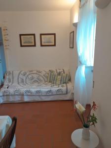 a bedroom with a bed in a room with a table at Voglia di mare in Capraia