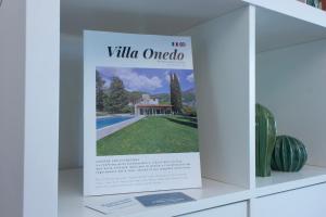 a sign for a villa orico on a shelf at Villa Onedo in Abbadia Lariana
