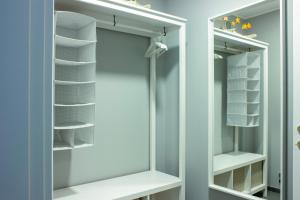 een kast met witte planken en een glazen deur bij Villa Onedo in Abbadia Lariana +20 foto's