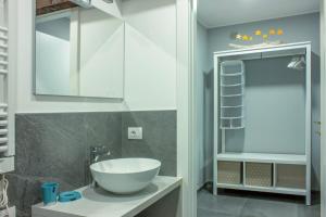 a bathroom with a bowl sink and a mirror at Villa Onedo in Abbadia Lariana