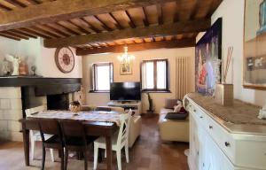 sala de estar con mesa y sala de estar con chimenea en Villa Daya by BarbarHouse, en Carignano