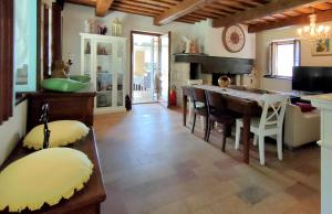 uma cozinha com uma mesa e uma sala de jantar em Villa Daya by BarbarHouse em Carignano