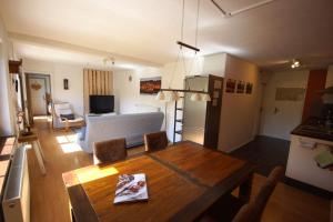 een keuken en een woonkamer met een tafel in een kamer bij Biber Lodge in Feldberg
