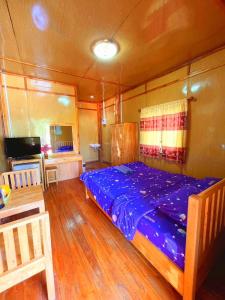 a bedroom with a blue bed in a room at จันทวี รีสอร์ท in Changwat Prachuap Khiri Khan