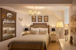 1 dormitorio con cama y espejo grande en Vivaldi en Dubrovnik