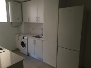 a kitchen with a sink and a washing machine at MRZ RENTALS JEREZ in Jerez de la Frontera