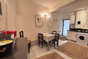 Una cocina y un comedor con mesa y sillas. en Casa Del Saint Paul, en Saint-Paul-de-Vence