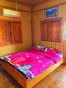 Postel nebo postele na pokoji v ubytování จันทวี รีสอร์ท