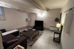 una sala de estar con un sofá y una mesa en Casa Del Saint Paul, en Saint-Paul-de-Vence 20 fotos más