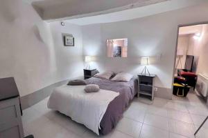a bedroom with a bed and two lamps and a mirror at Casa Del Saint Paul in Saint Paul de Vence