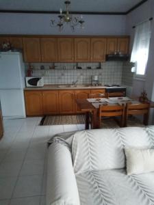 sala de estar con sofá y cocina con mesa en EvropisHouse, en Kozani