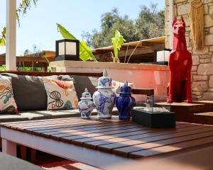 un groupe de vases bleus et blancs assis sur une table dans l'établissement Lulja Alaçatı - Adults Only, à Izmir