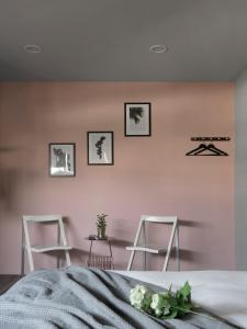 台中的住宿－Mr.Mantter，卧室设有粉红色的墙壁、桌子和凳子。