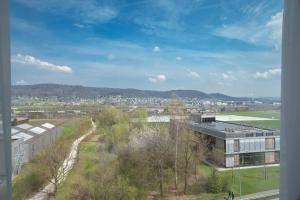 - une vue sur la ville depuis un bâtiment dans l'établissement Hilton Garden Inn Zurich Limmattal, à Spreitenbach