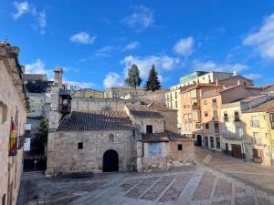 vistas a un casco antiguo con edificios en Apartamento EL CORDÓN Con garaje en Zamora