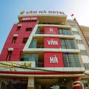 ein Hotel mit roten Schildern auf der Vorderseite in der Unterkunft Vân Hà Hotel Lào Cai - by Bay Luxury in Lào Cai
