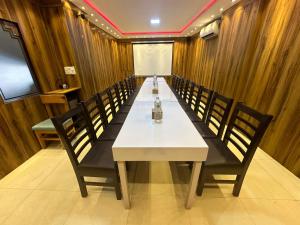 a long dining room with a long table and chairs at Hotel Edingo Inn in Itahari