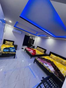 En TV eller et underholdningssystem på Moven Inn Hotel Islamabad