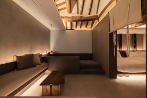 salon z kanapą i stołem w obiekcie Luxury hanok with private bathtub - SW13 w Seulu