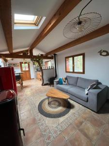 ein Wohnzimmer mit einem blauen Sofa und einem Tisch in der Unterkunft maison de vacances in Sospel