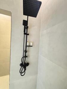 una ducha con luz negra en la pared en ريزا, en Medina