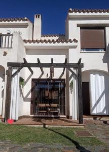 un edificio blanco con una puerta delante en Casa Rural "Estrella", El Ronquillo, 2 dormitorios, 2 adultos y 2 niños, en Sevilla