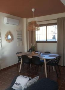 sala de estar con mesa de comedor y sillas en Casa Rural "Estrella", El Ronquillo, 2 dormitorios, 2 adultos y 2 niños, en Sevilla