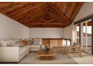 sala de estar con sofá y mesa en Reverence Villas Fufin en Monterroso