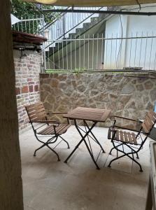 einen Picknicktisch und zwei Stühle auf einer Terrasse in der Unterkunft Club Themis Hotel in Kotor