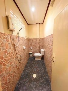 e bagno con servizi igienici e doccia. di จันทวี รีสอร์ท a Changwat Prachuap Khiri Khan