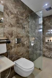 Ett badrum på Goverdhan Greens Resort