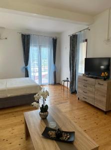 ein Wohnzimmer mit einem Bett und einem Couchtisch in der Unterkunft Club Themis Hotel in Kotor