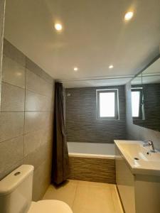 Ένα μπάνιο στο Spacious Apartment in Nicosia Landmark Hotel Area - Stasinou By Platform 357 +20 φωτογραφίες