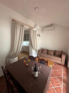 uma sala de estar com uma mesa e um sofá em Club Themis Hotel em Kotor