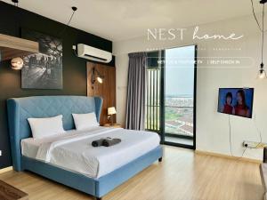 Un dormitorio con una cama azul y una ventana en Cube 8teens by Nest Home, en Johor Bahru