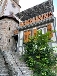 a house with an orange door and stairs in front at Blaue Wohnung- Ferienwohnung (Goldenes-Häusle) in Sulzbach an der Murr