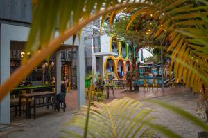 vista su un parco giochi con tavoli e sedie di White Rabbit Hostel a Siem Reap