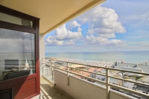einen Balkon mit Blick auf den Strand und das Meer in der Unterkunft Grömitz- Center I App 768 inkl WLAN in Grömitz