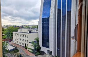 widok na wysoki budynek w mieście w obiekcie Atlas Design Apartment 2X w Warszawie