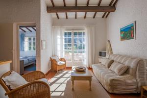 un salon avec un canapé et une table dans l'établissement Le Mas des Oliviers - Welkeys, à La Croix-Valmer