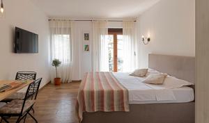 Postel nebo postele na pokoji v ubytování Delightful Studio Sara