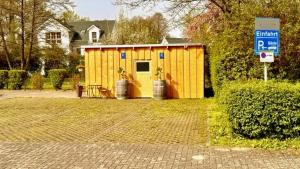 a yellow shed with a sign in front of it at KrabatResidenz - Apartmenthaus in Burg