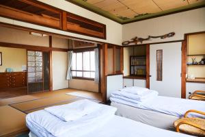 - une chambre avec 2 lits dans l'établissement ソルトハウス, à Imabari