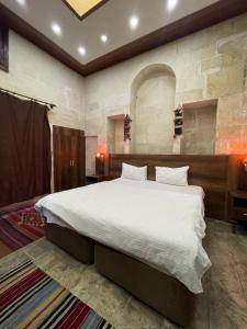 um quarto com uma cama grande num quarto em lariva konakları em Şanlıurfa