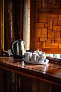 un bollitore per il tè seduto su un tavolo di legno di Yao Noi Island, Sea view house, 2 min to beach. a Ban Laem Sai