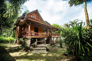 una casa in legno con una scala che la porta di Yao Noi Island, Sea view house, 2 min to beach. a Ban Laem Sai