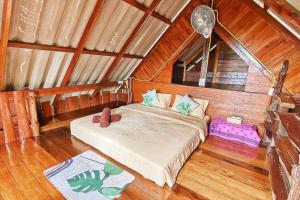 una camera da letto con letto in una camera in legno di Yao Noi Island, Sea view house, 2 min to beach. a Ban Laem Sai