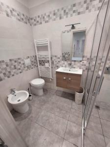 uma casa de banho com um WC, um lavatório e um chuveiro em Oasi Santaquilina em Rimini